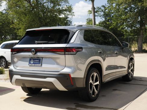 Certified 2025 Volkswagen Tiguan SE FWD image 5