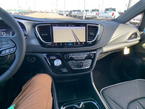 New 2026 Chrysler Pacifica Limited AWD/4WD image 18