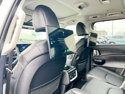 Certified 2025 Kia Carnival SX image 12