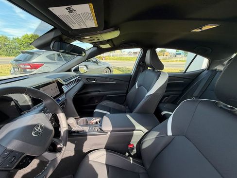 Used 2025 Toyota Camry SE FWD image 10