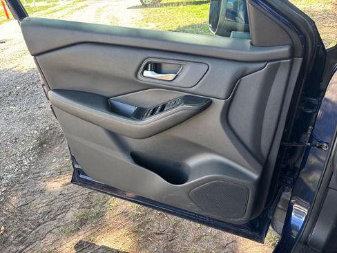 Used 2025 Nissan Rogue SV FWD image 18