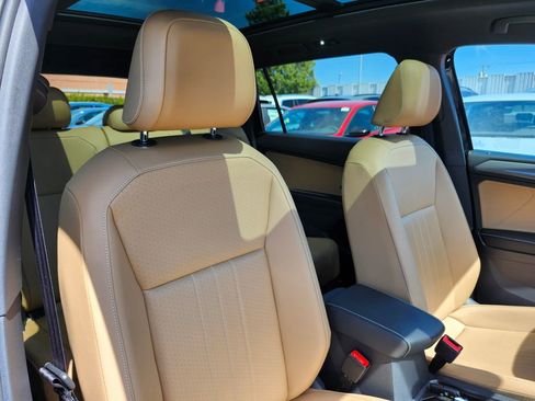 Certified 2023 Volkswagen Tiguan SE w/ Panoramic Sunroof Package AWD/4WD image 17