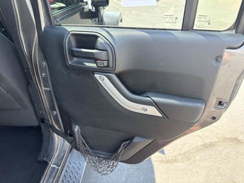 Used 2016 Jeep Wrangler Unlimited Sahara w/ Connectivity Group AWD/4WD image 19