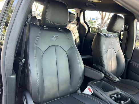 New 2026 Chrysler Pacifica Select w/ S Appearance Package image 32