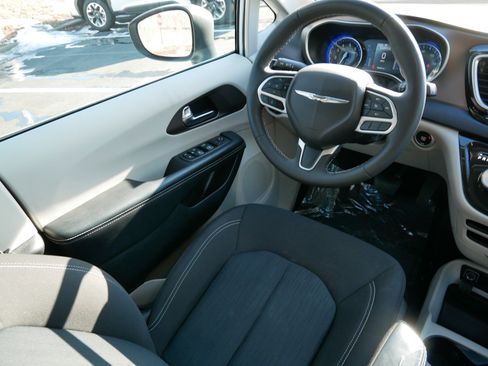 Used 2022 Chrysler Voyager LX image 9