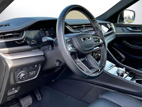 Used 2022 Jeep Grand Cherokee Overland w/ Advanced Protech Group III image 19