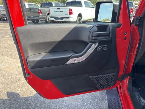 Used 2017 Jeep Wrangler Unlimited Sahara w/ Connectivity Group AWD/4WD image 19
