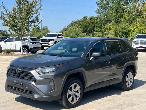 Used 2022 Toyota RAV4 LE FWD image 5