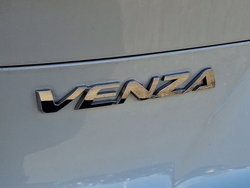 Certified 2022 Toyota Venza XLE image 30