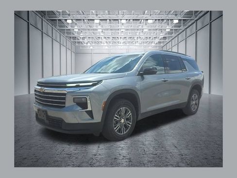Used 2025 Chevrolet Traverse LT FWD image 1