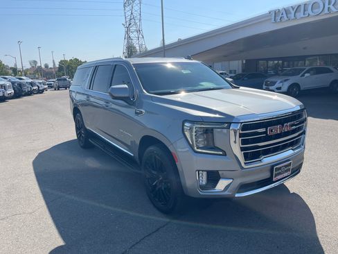Used 2023 GMC Yukon XL SLT AWD/4WD image 3