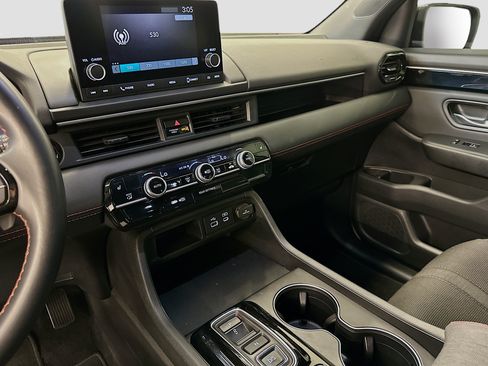 Used 2025 Honda Pilot Sport image 25