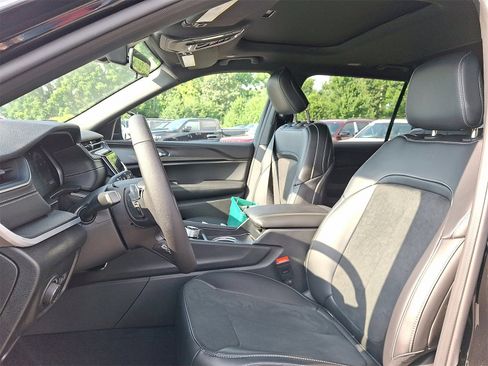 New 2025 Jeep Grand Cherokee L Altitude image 9