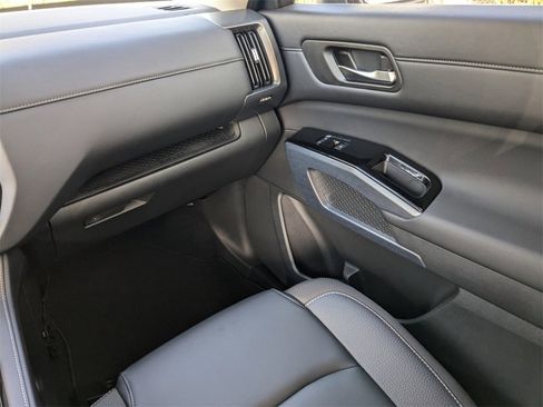 New 2025 Nissan Pathfinder SL w/ Black Appearance Package image 19