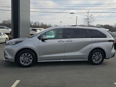 Used 2024 Toyota Sienna XLE image 6