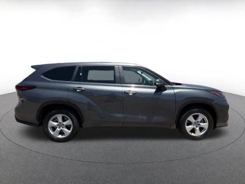 Used 2025 Toyota Highlander LE FWD image 16