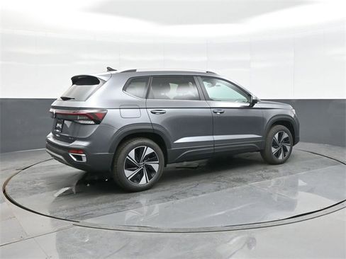 New 2026 Volkswagen Taos SE image 7