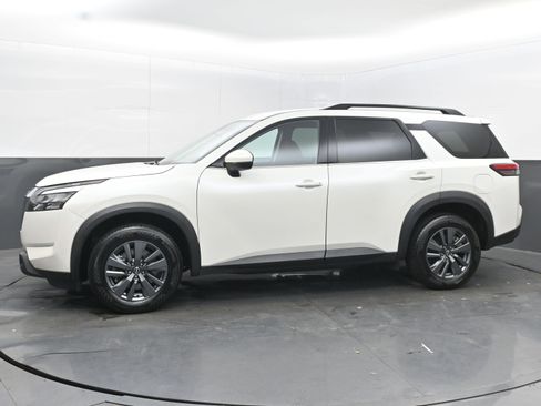Used 2024 Nissan Pathfinder SV image 5