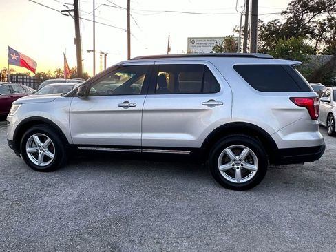 Used 2018 Ford Explorer XLT FWD image 5