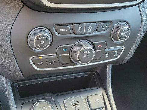 Used 2019 Jeep Cherokee Latitude Plus AWD/4WD image 17