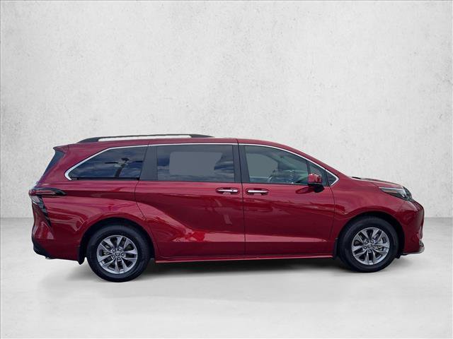 Used 2024 Toyota Sienna XLE FWD image 4