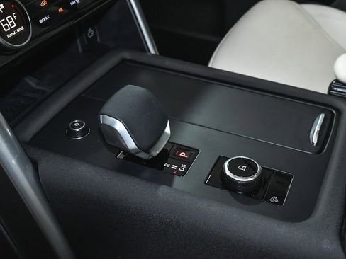 Used 2025 Land Rover Discovery S image 45