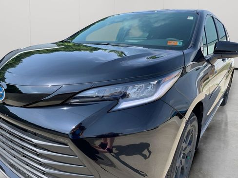 Used 2025 Toyota Sienna XLE Woodland Edition image 28