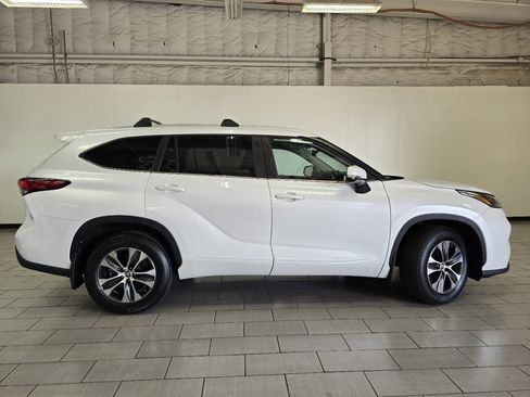 Used 2023 Toyota Highlander XLE AWD/4WD image 18
