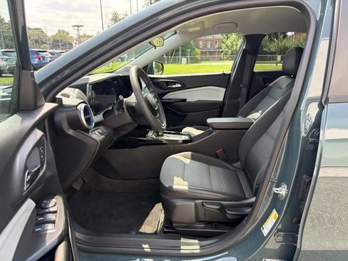 Used 2025 Chevrolet Trax LT FWD image 13