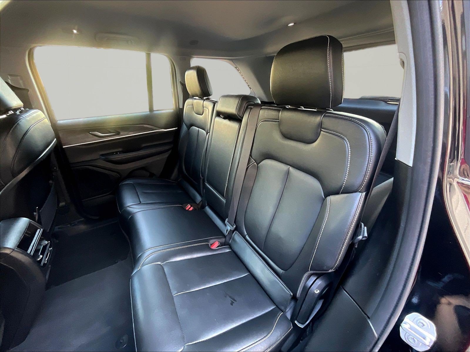 Used 2023 Jeep Grand Cherokee Limited w/ Black Appearance Package AWD/4WD image 22