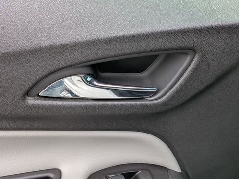 Used 2018 Chevrolet Equinox LS FWD image 28