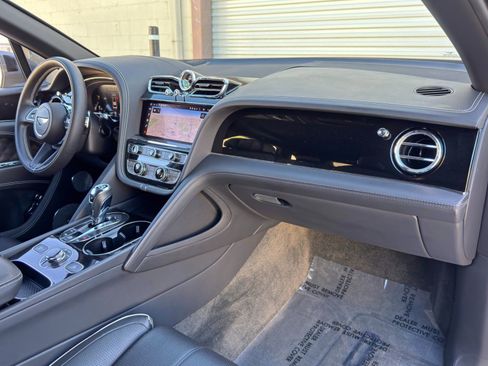 Used 2022 Bentley Bentayga AWD/4WD image 15
