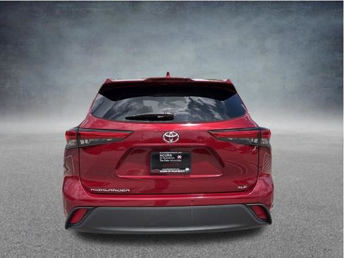 Used 2020 Toyota Highlander XLE FWD image 4