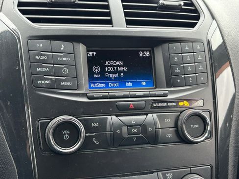 Used 2019 Ford Explorer XLT image 4