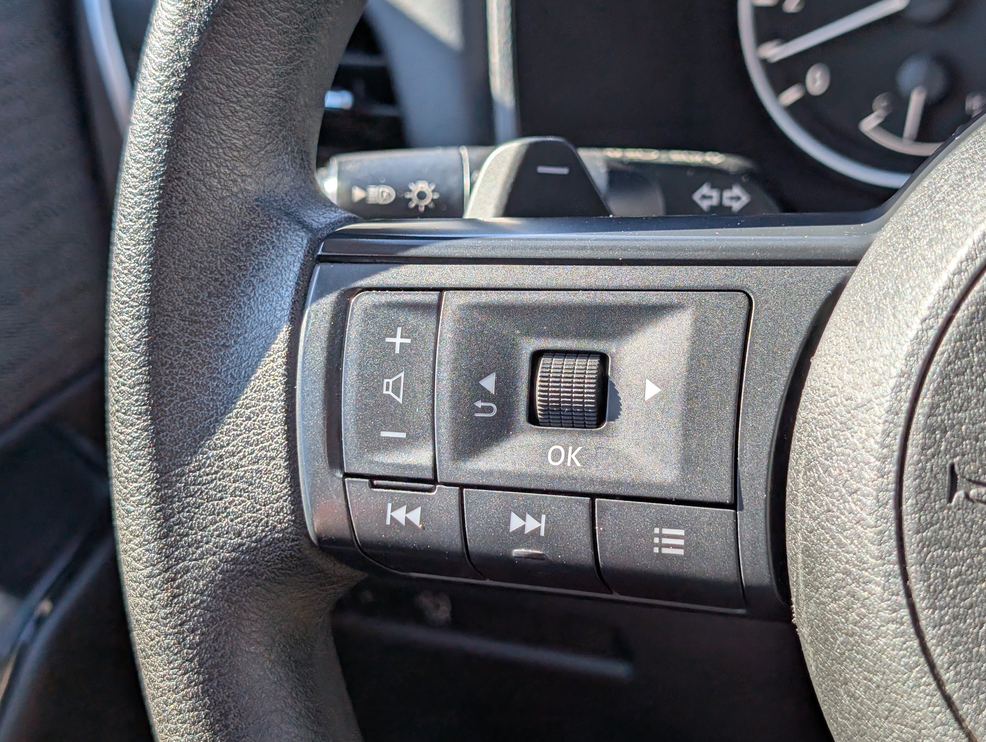 Used 2023 Nissan Rogue S FWD image 19