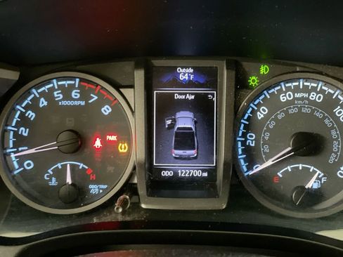 Used 2016 Toyota Tacoma TRD Sport image 12