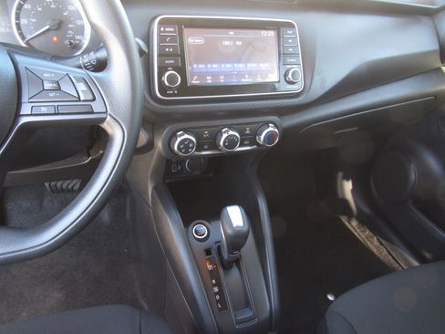 Used 2025 Nissan Kicks Play S image 17