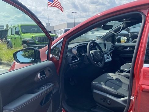 New 2026 Chrysler Pacifica Select image 15