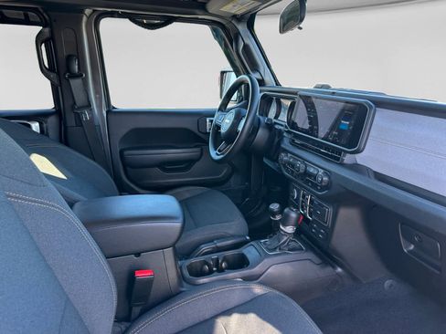 Used 2025 Jeep Gladiator Sport AWD/4WD image 16
