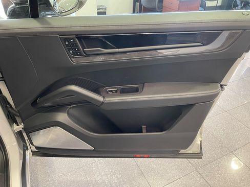 Used 2025 Porsche Cayenne GTS AWD/4WD image 37