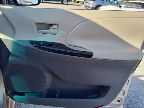 Used 2011 Toyota Sienna LE image 22