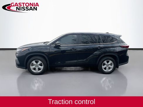 Used 2024 Toyota Highlander LE image 5