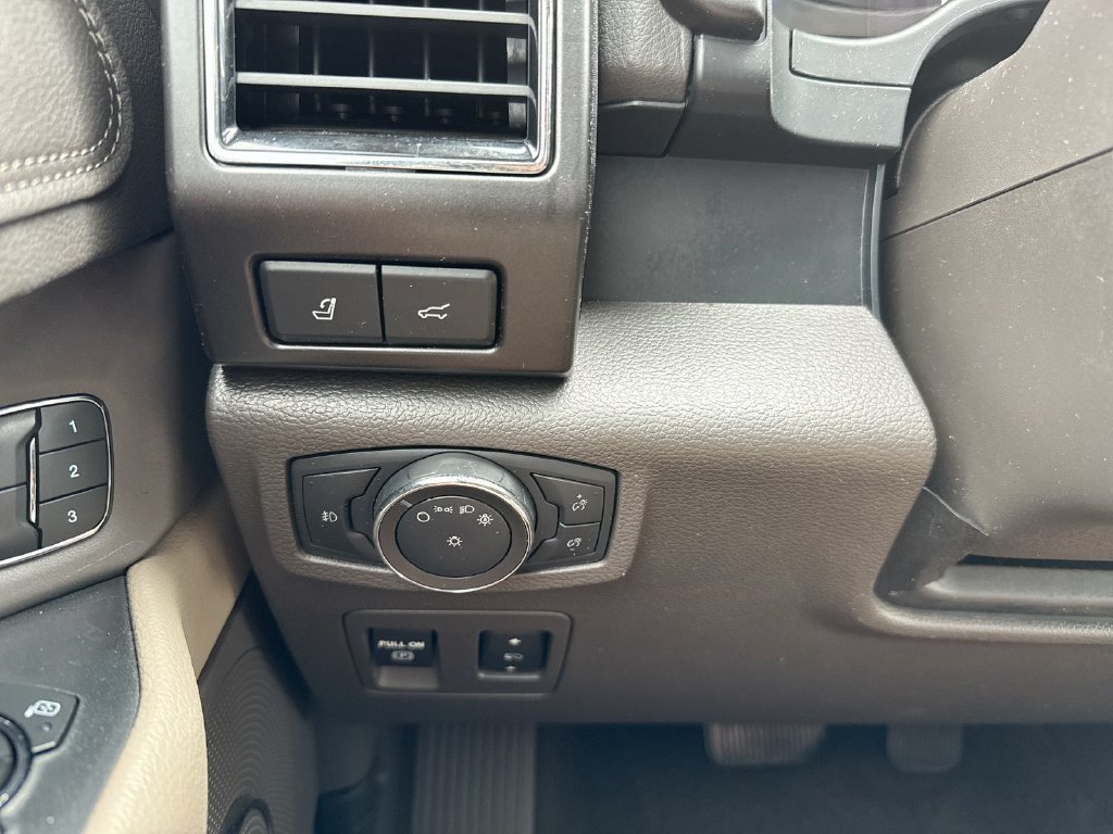 Used 2021 Ford Expedition Limited AWD/4WD image 19