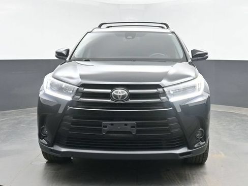 Used 2019 Toyota Highlander SE w/ Nightshade Edition FWD image 3
