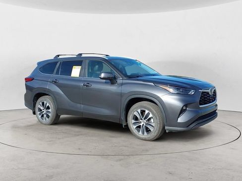 Used 2023 Toyota Highlander XLE FWD image 3