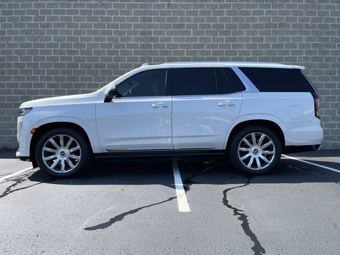 Used 2022 Cadillac Escalade Premium Luxury Platinum image 2