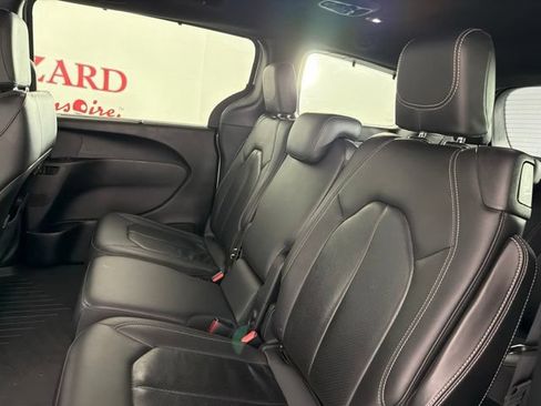 Used 2018 Chrysler Pacifica Touring-L w/ Premium Audio Group FWD image 13