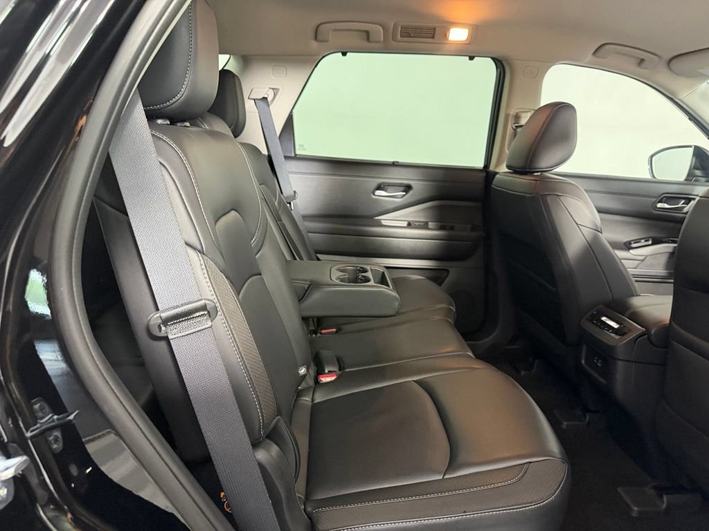 Used 2025 Nissan Pathfinder SL FWD image 19