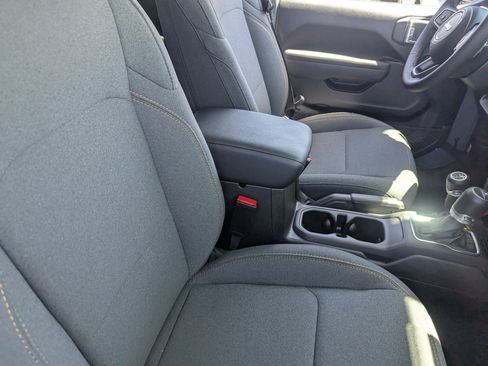 Used 2025 Jeep Gladiator Sport image 10