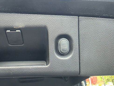 Used 2019 GMC Yukon SLE w/ SLE Value Package image 16